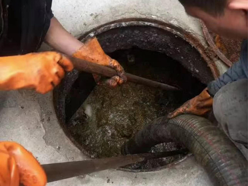 宁陵清理化粪池时如何避免沼气的危害？